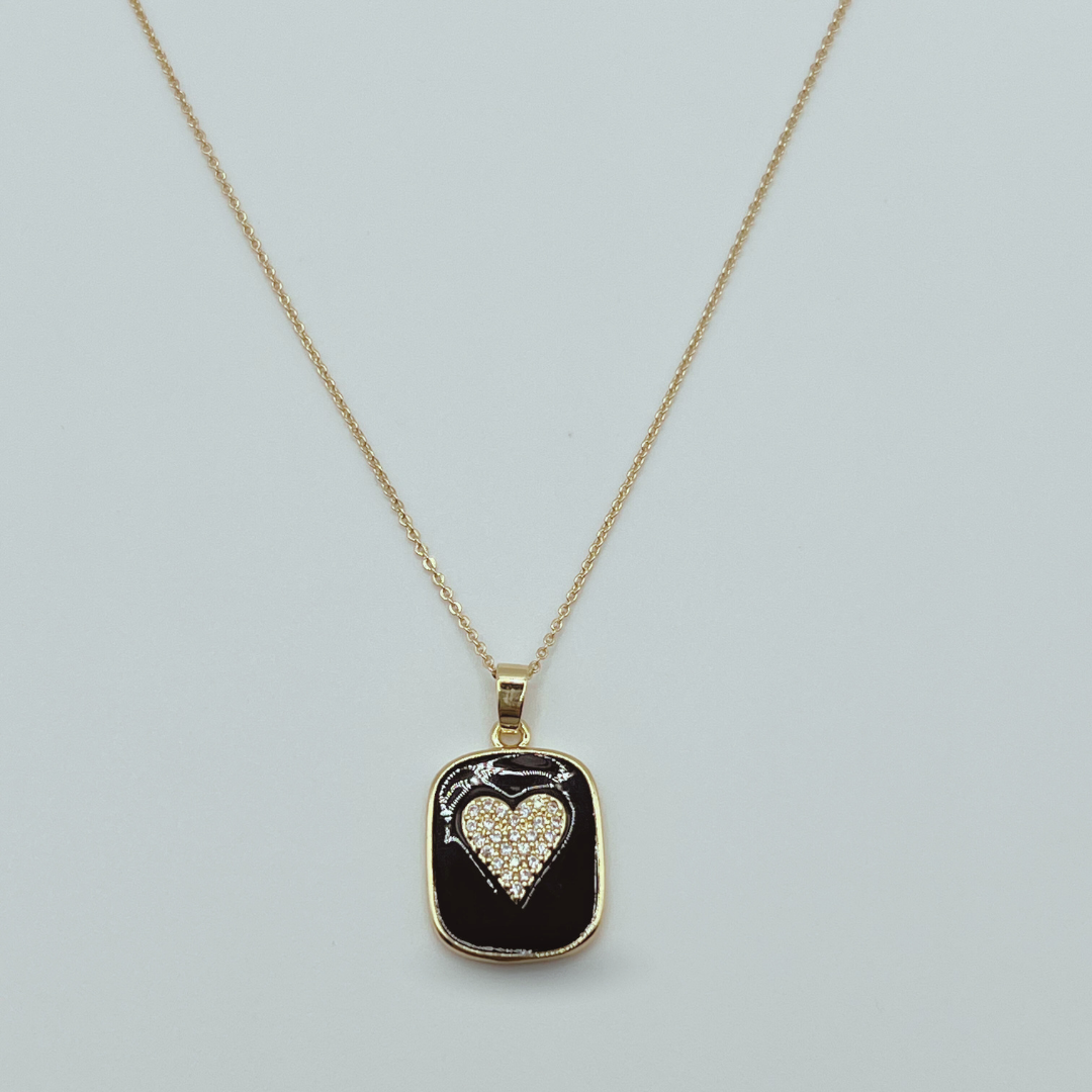 Collar Placa Negra con corazón Brillante