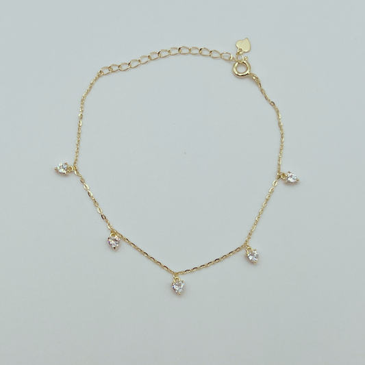 Pulsera delicada con mini corazones de cristal