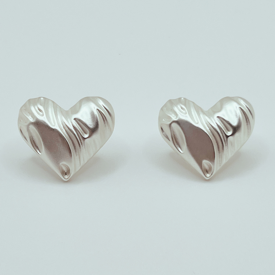 Aretes Topos corazón con textura plateados