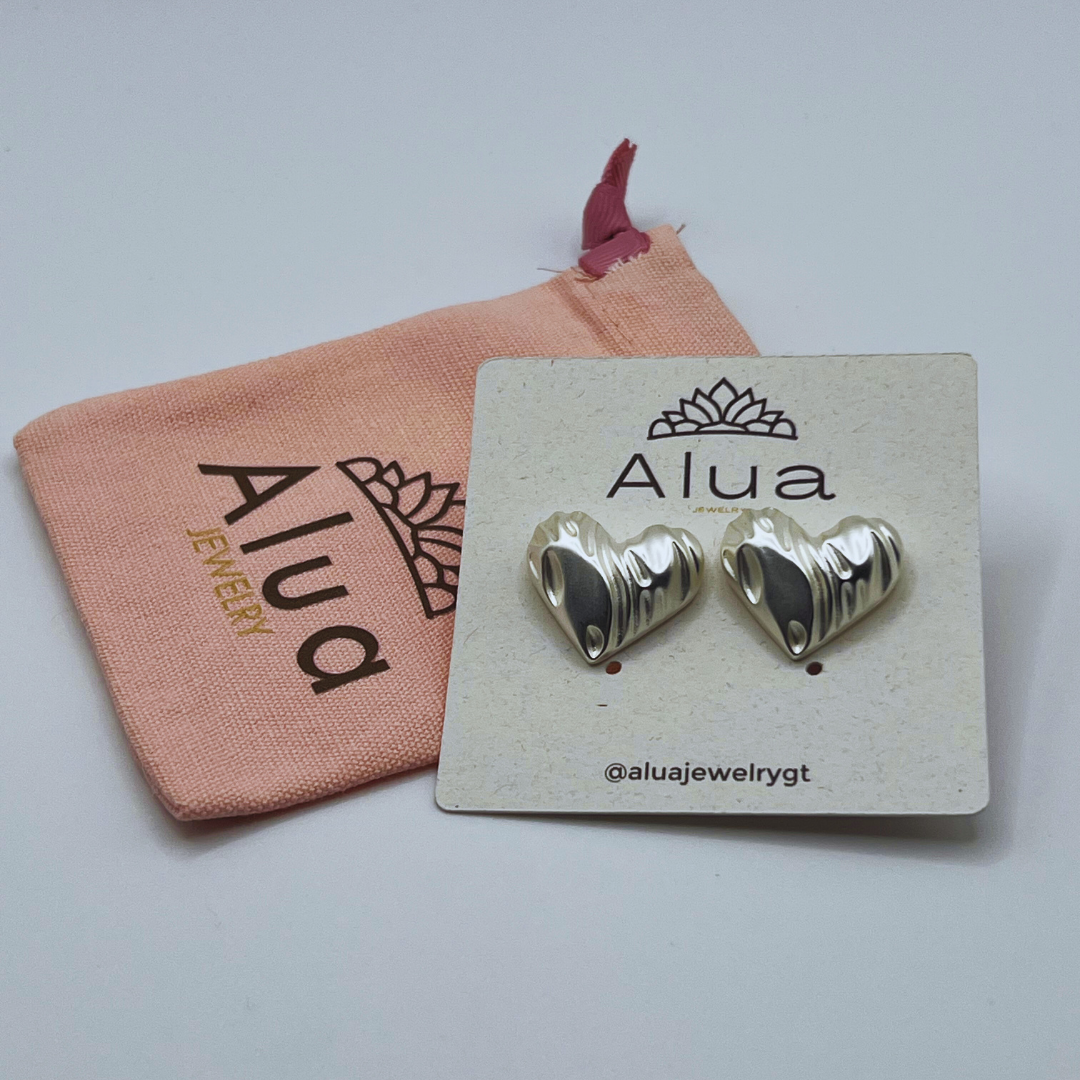 Aretes Topos corazón con textura plateados