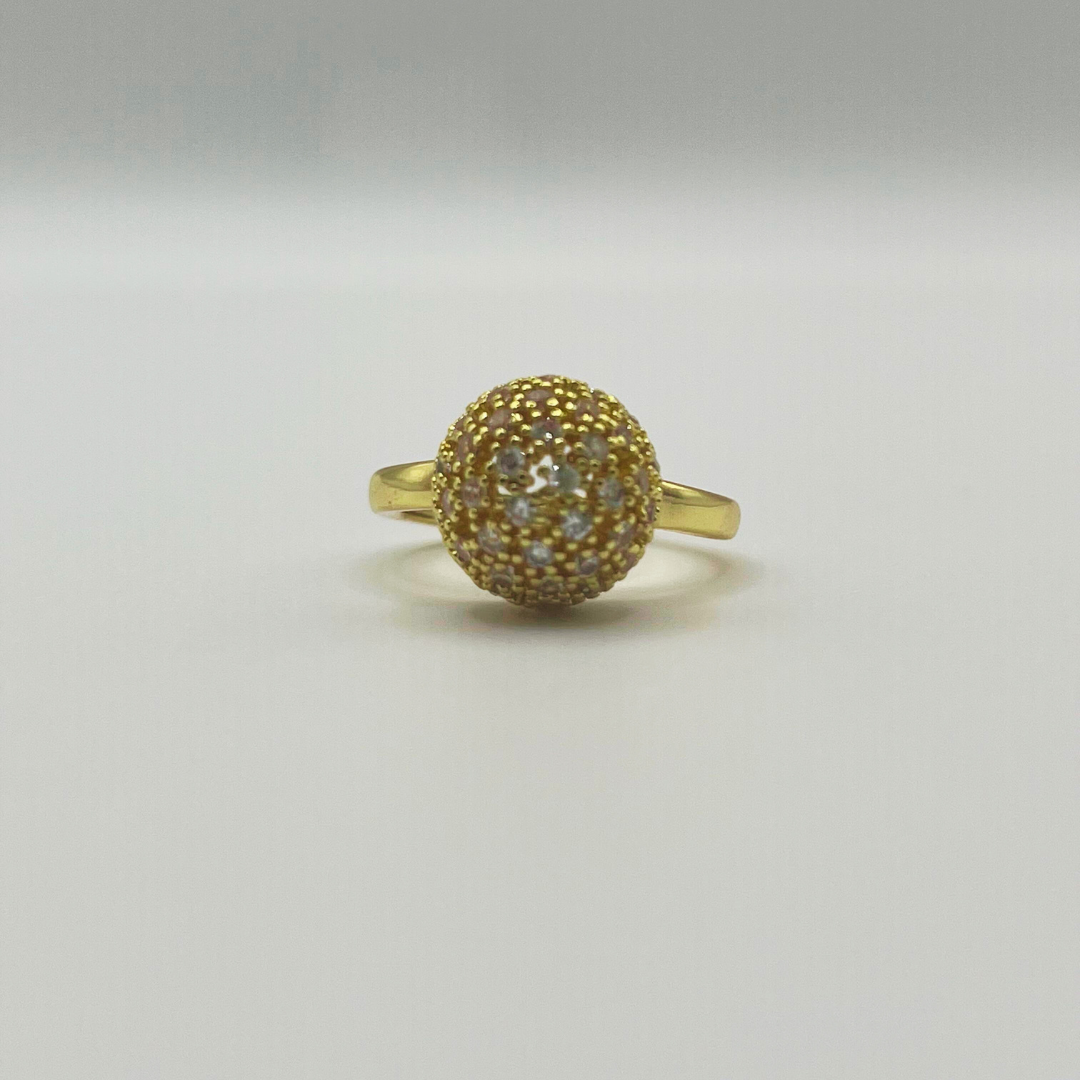 Anillo bolita con zircones dorado